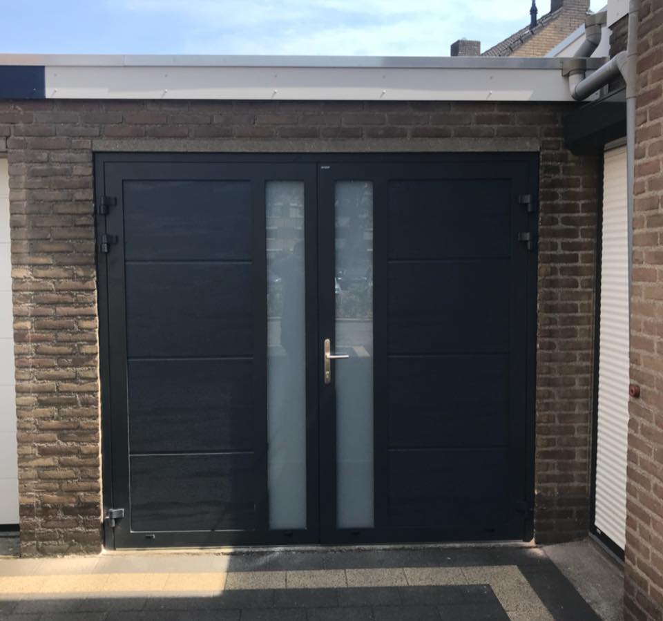Ryterna openslaande dubbele garagedeuren met raam