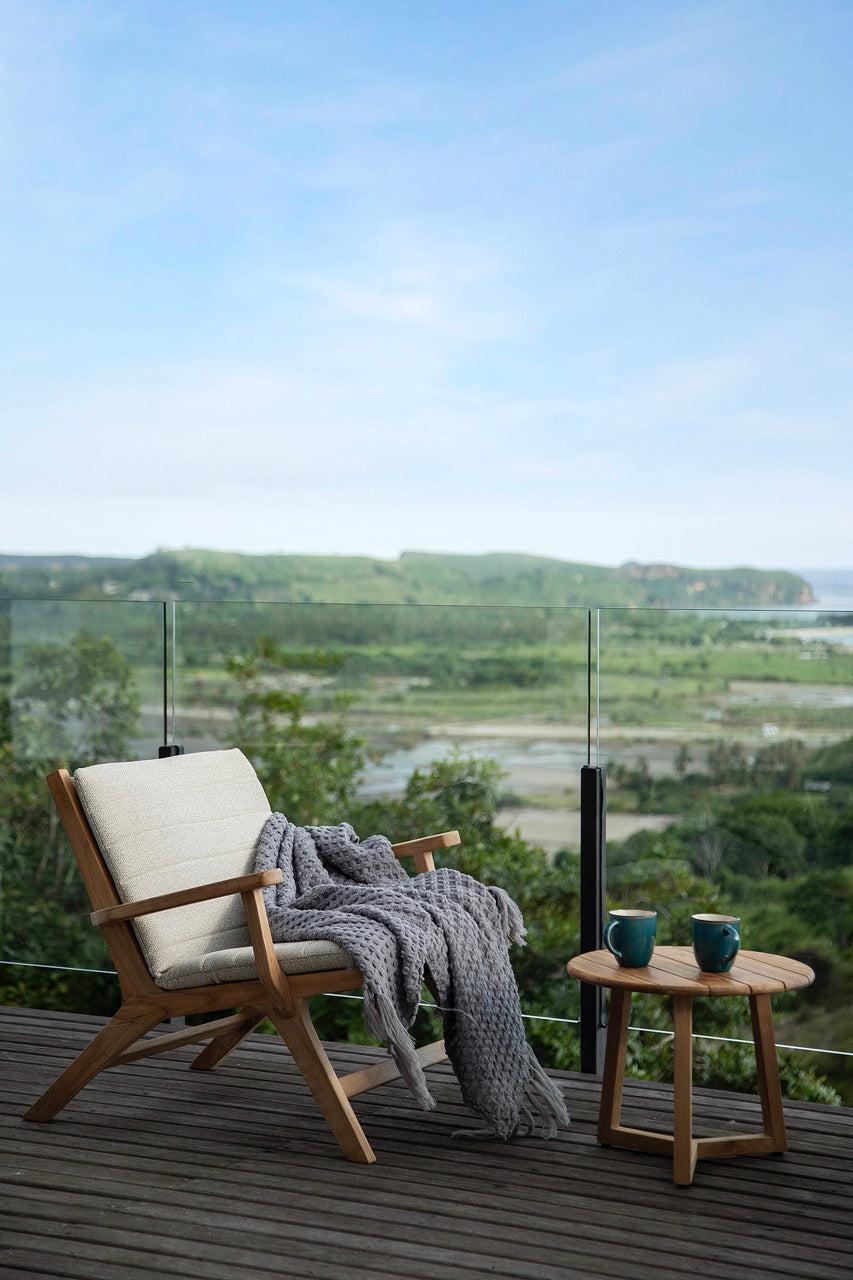 Koozy | Loungestoel met armleuningen, Teak naturel glad Slats incl. Kussen