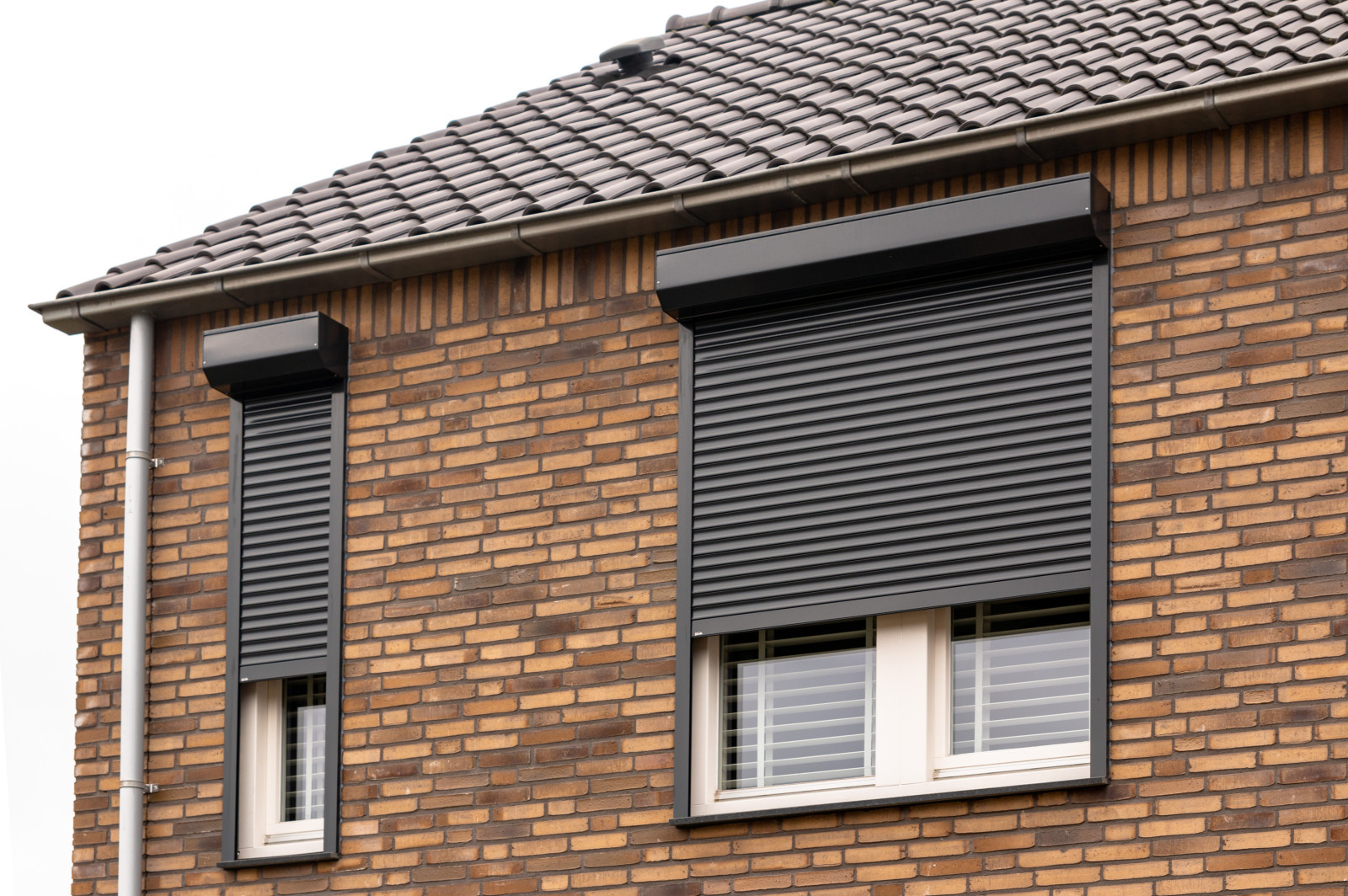 Zwarte elektrische rolluiken op bovenverdieping woning in Sittard - Geleen Limburg