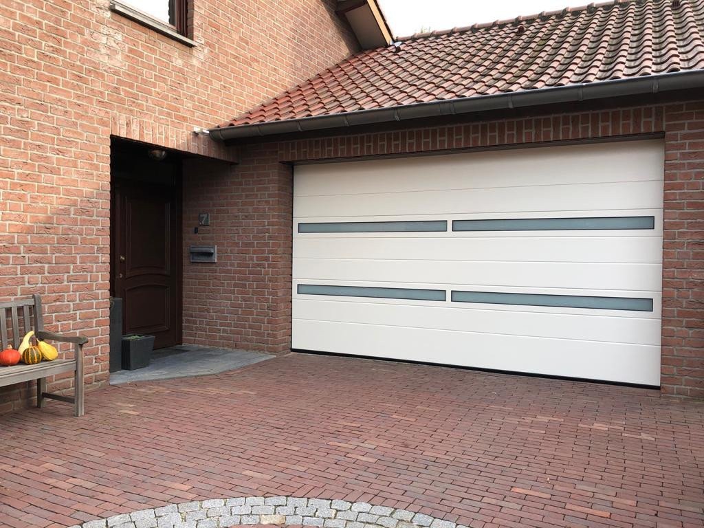 Moderne sectionaalpoort met glazen zichtvensters.