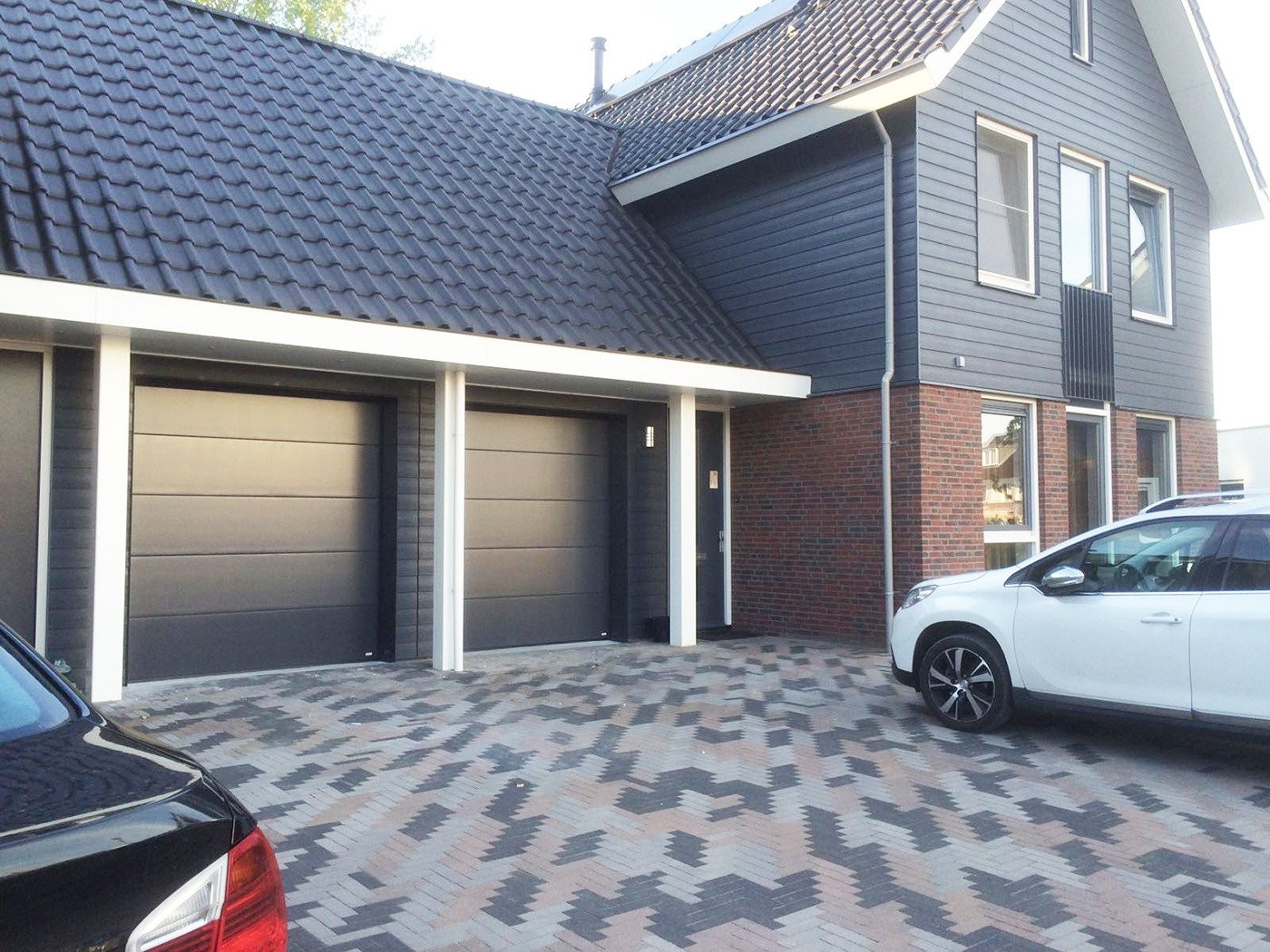 Strakke sectionaalpoorten in moderne woning, ideaal voor elk huis.