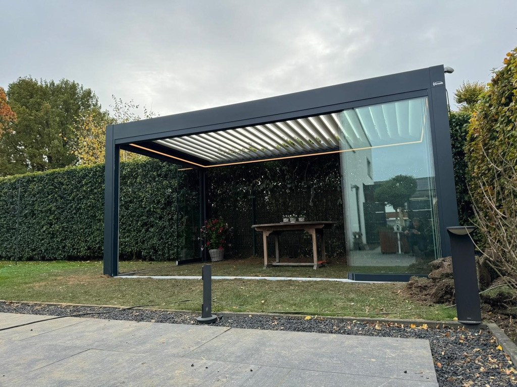 Lamellendak op terrasoverkapping met glazen schuifwanden, ideaal voor elk seizoen en stijlvolle buitenruimtes.
