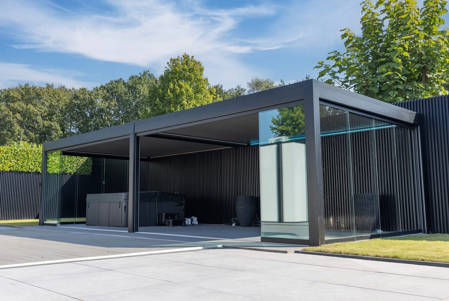 Stijlvolle, vrijstaande terrasoverkapping met glazen wanden en veranda zonwering