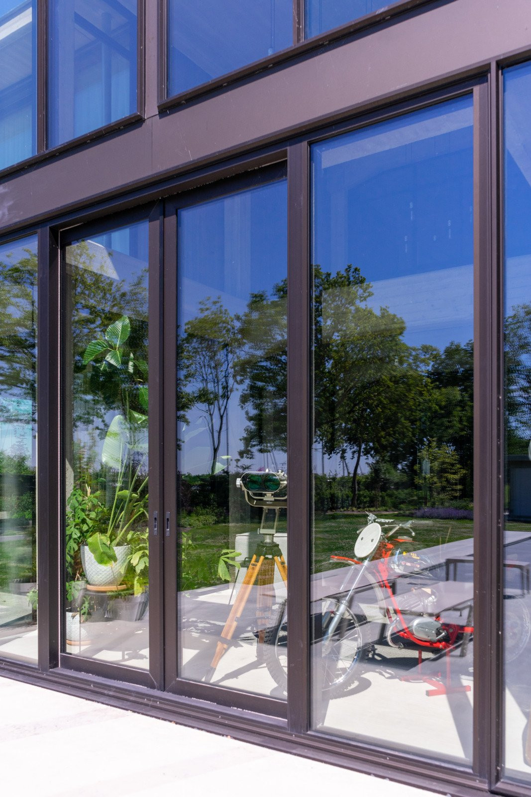 Grijze kozijnen tuinzijde woning in Sittard - Geleen of elders in Limburg