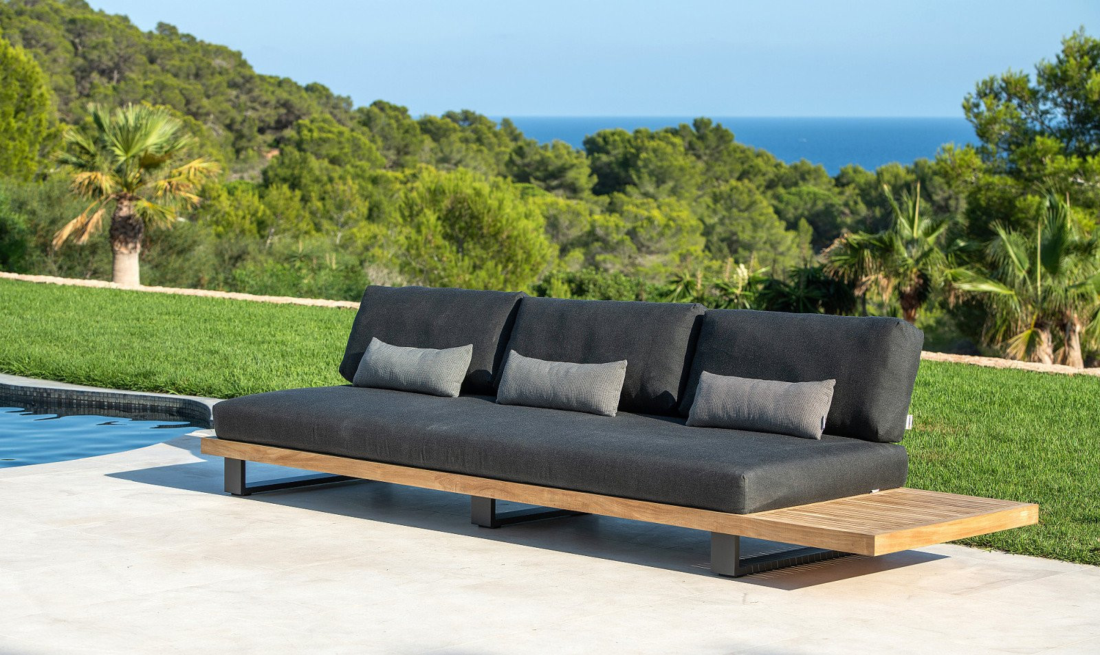 Moderne loungeset met antracietkleurige kussens en houten armleuning, perfect voor tuin en terras.