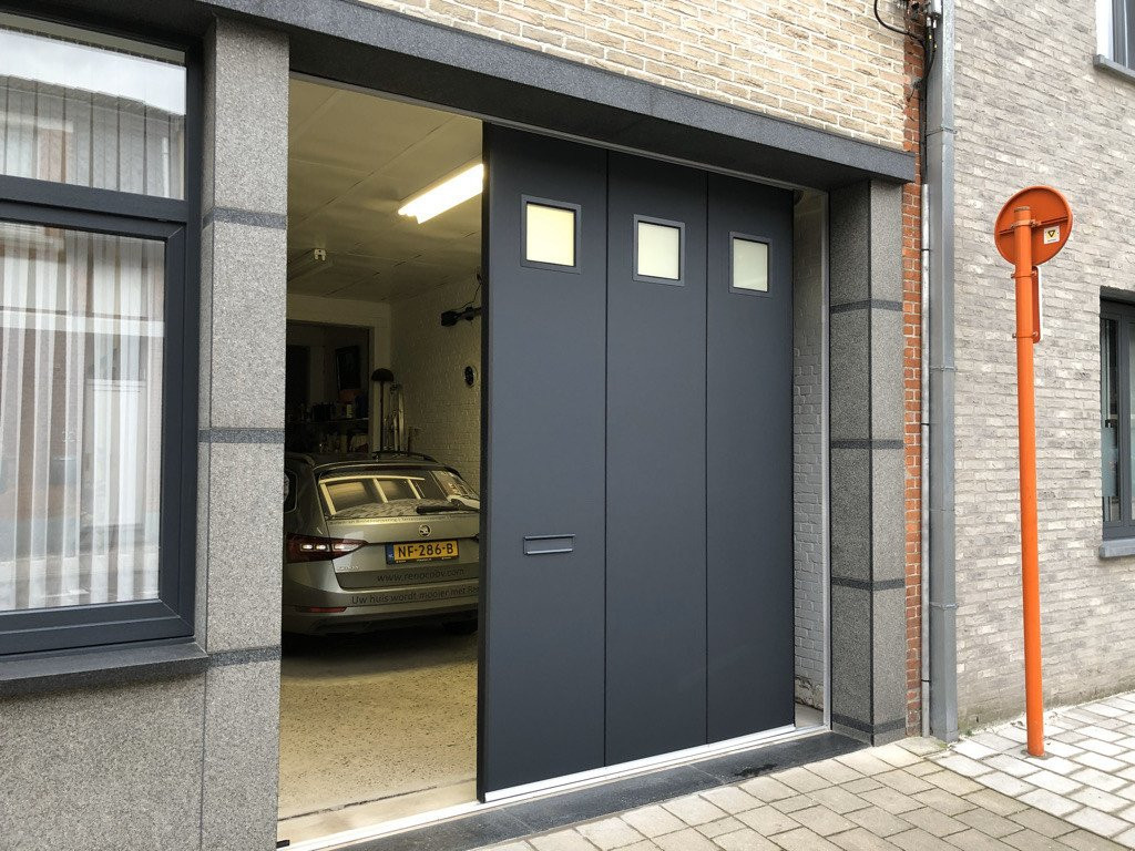Moderne, grijze sectionaalpoort zijwaarts met drie vensters, ideaal voor garagebeveiliging en esthetiek.