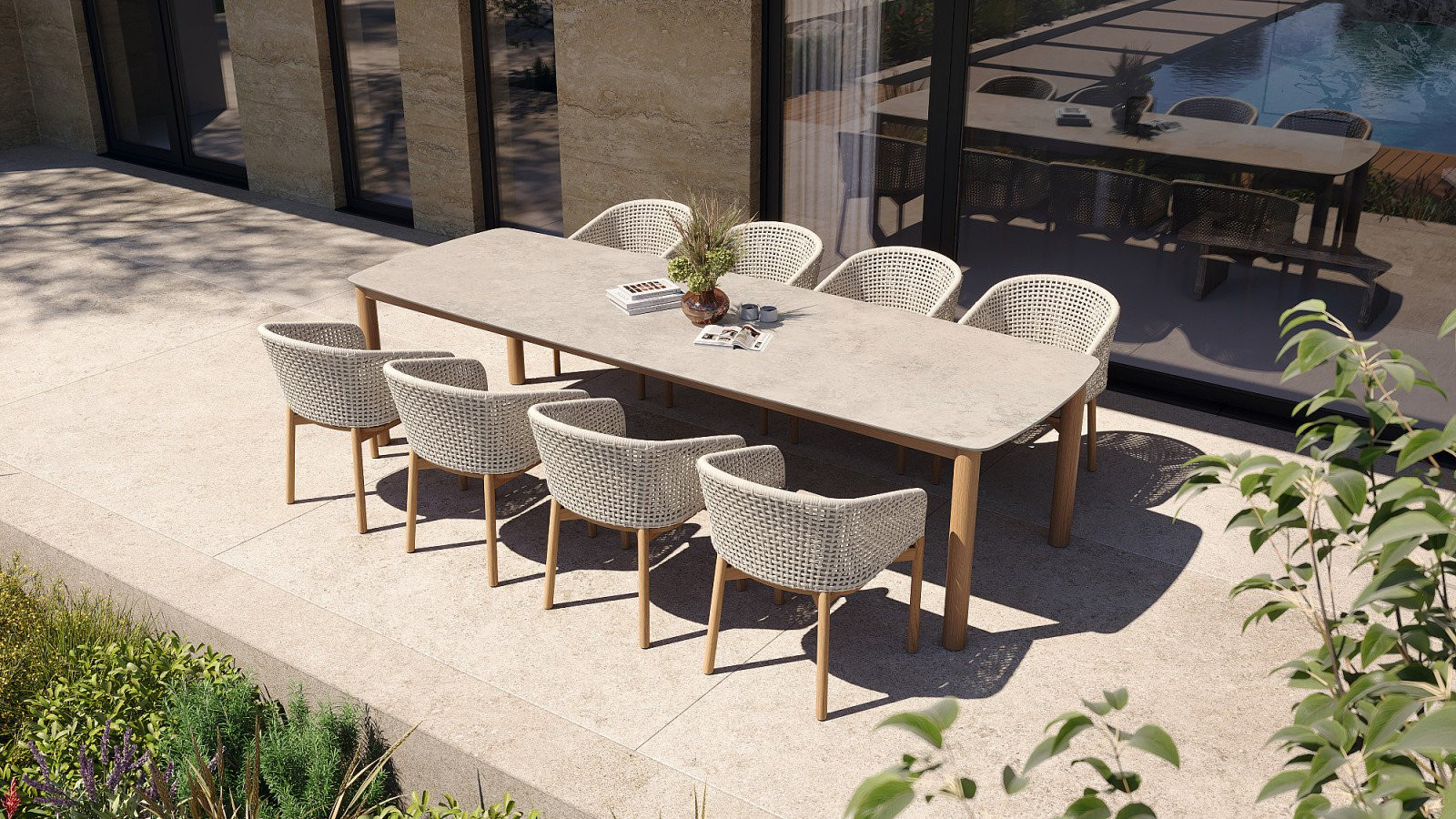 Elegante teak dining table met stijlvolle armstoelen, perfect voor tuininrichting.