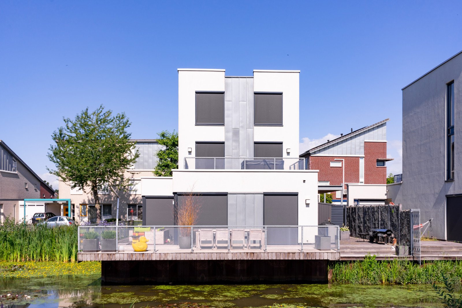 Moderne vrijstaande woning aan het water met elektrische ritzcreens van Verano.