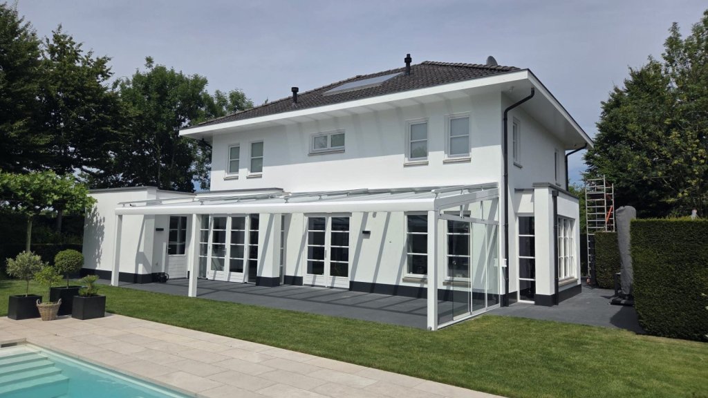 Veranda aan huis met glazen schuifwanden in Sittard - Geleen Limburg.