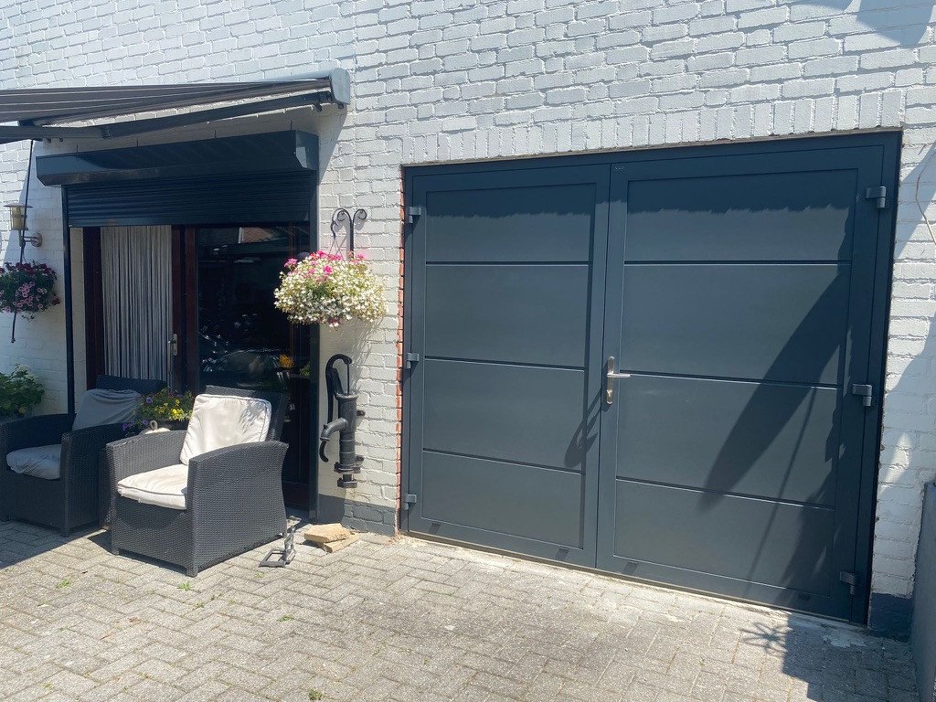Openslaande garagedeuren in Sittard-Geleen én Limburg. Openslaande garagedeuren in antracietgrijs in Sittard-Geleen én Limburg.