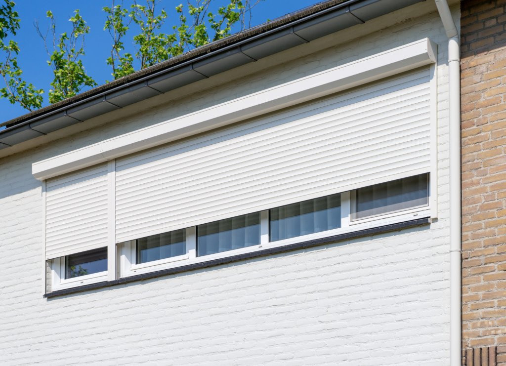 Elektrische rolluiken in een stijlvolle witte kleur aan witte gevel in Sittard-Geleen én Limburg.