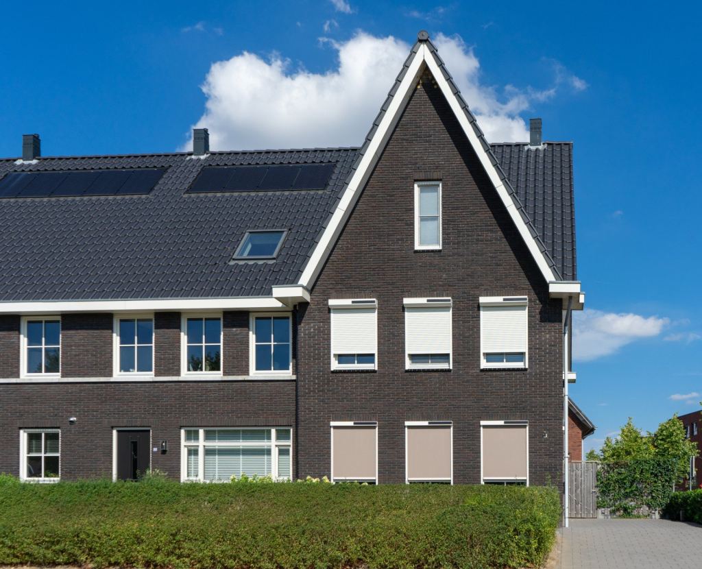 Elektrische rolluiken met witte lamellen op bovenverdieping in Sittard-Geleen Limburg.
