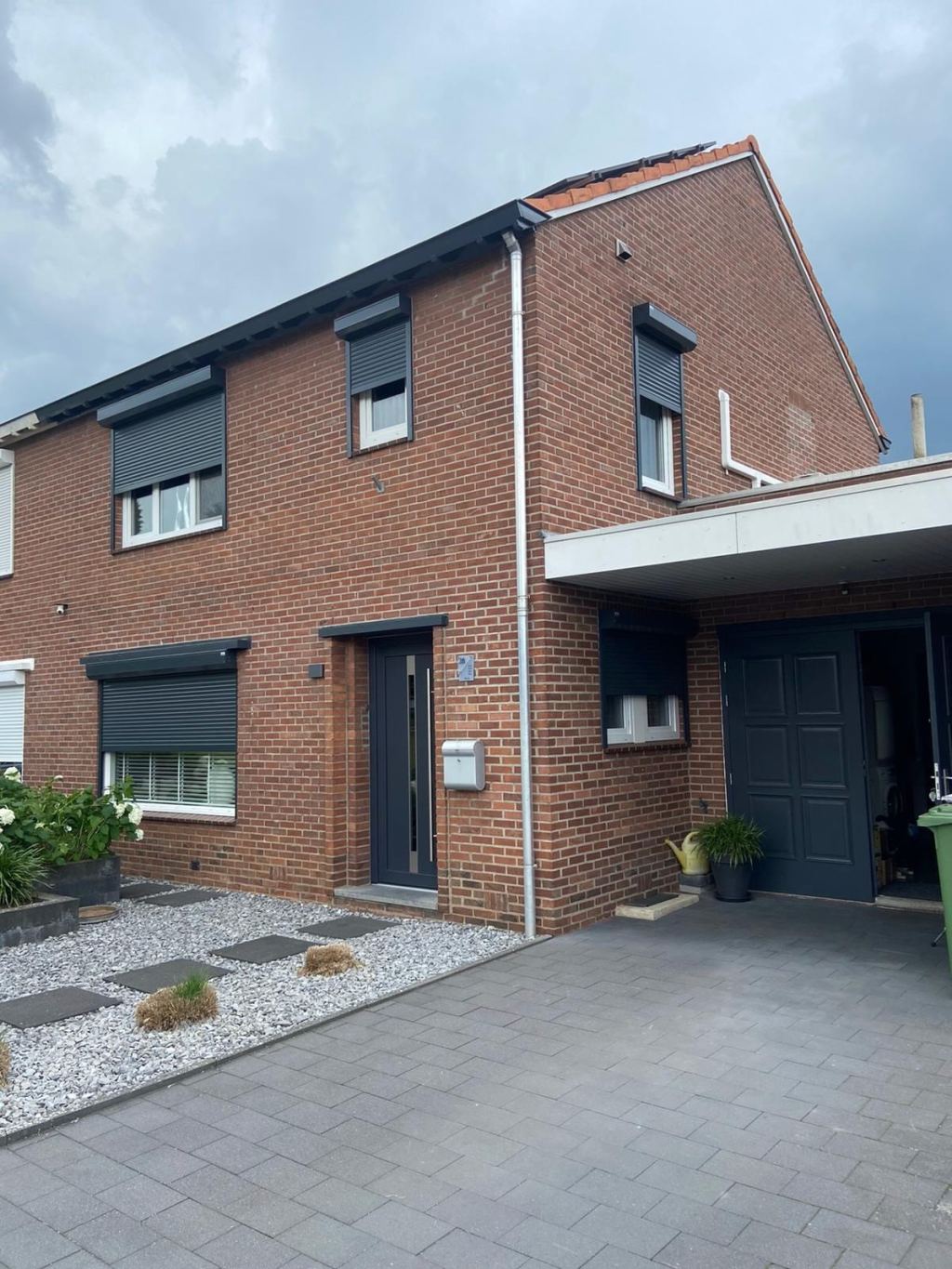 Handbediende rolluiken aan aan de gevel van woning in Limburg.