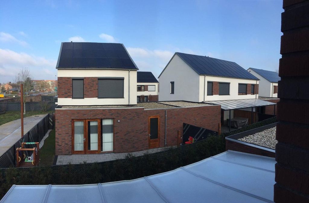 Manually operated roller shutters for homes with a modern look in Sittard.