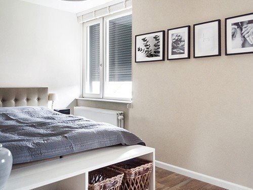 Luxe handbediende rolluiken voor je slaapkamer in Sittard. Handbediende rolluiken in een moderne slaapkamer met een rustig interieur.