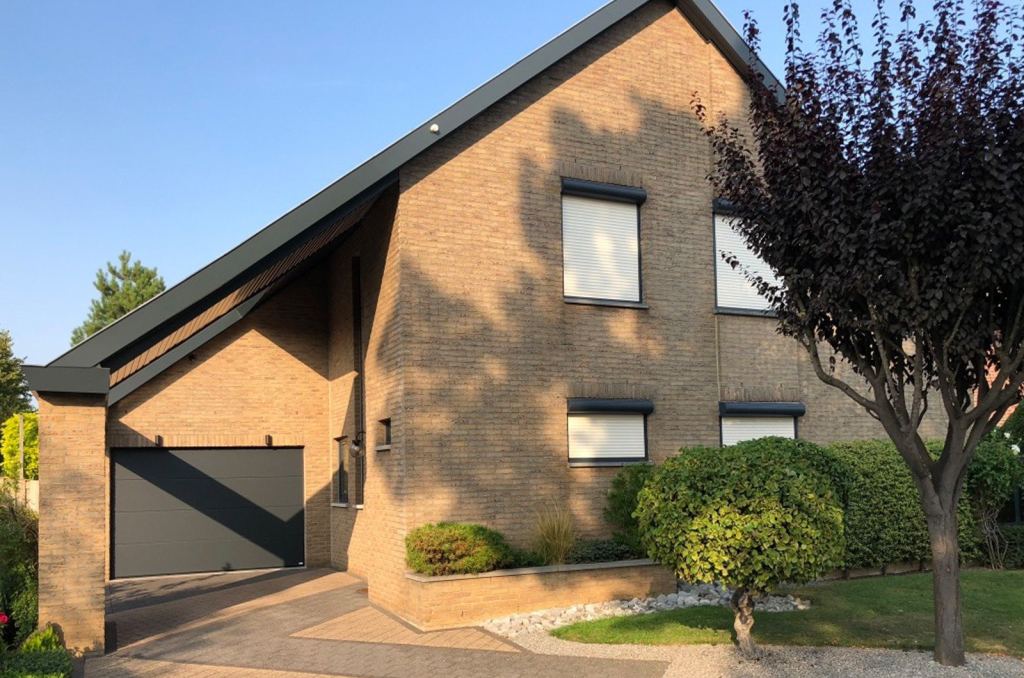Manually operated roller shutters from Renoco in a modern home in Limburg.