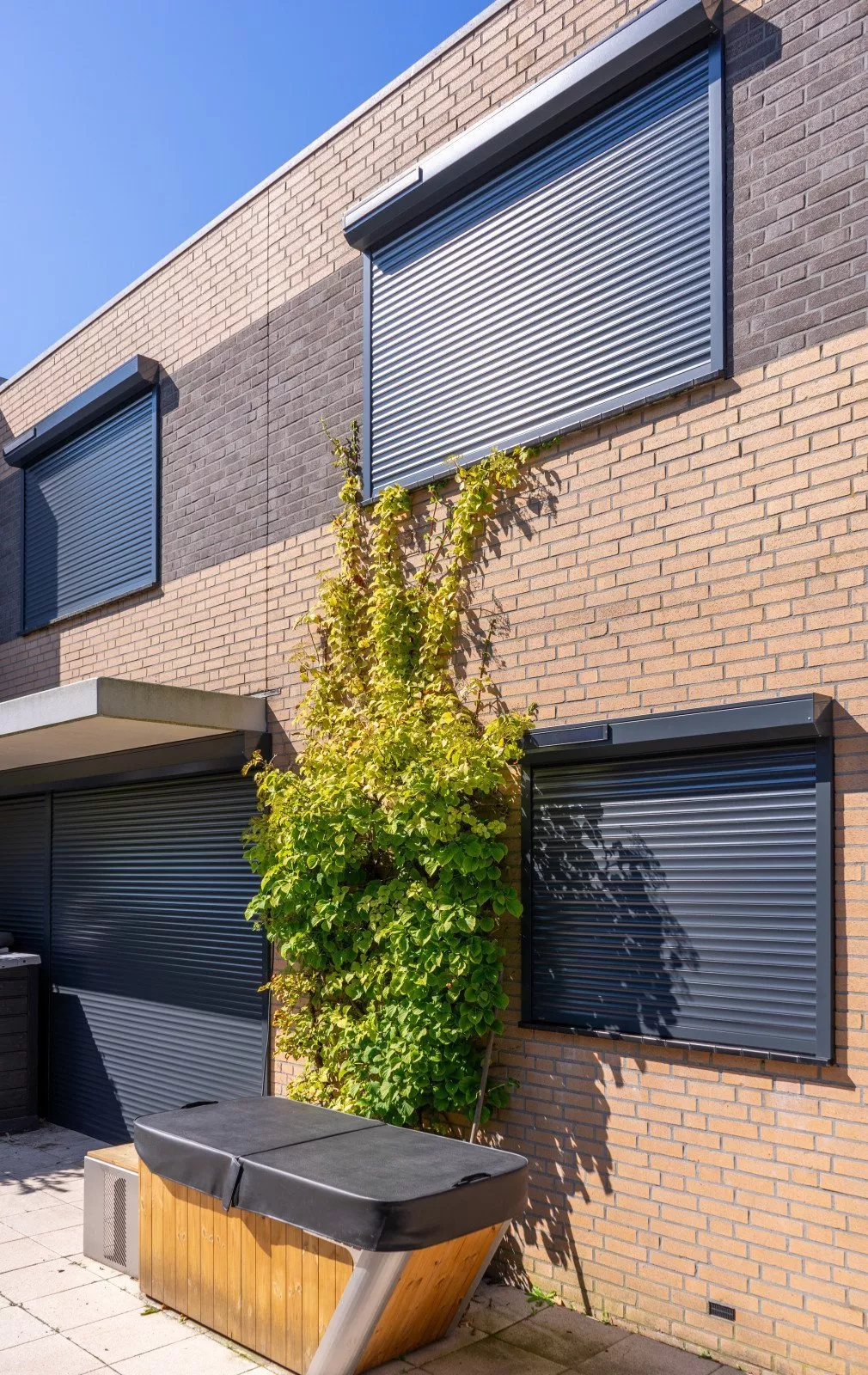 Anthracite aluminium roller shutters on a modern home in Limburg for optimal insulation, privacy and sun shading