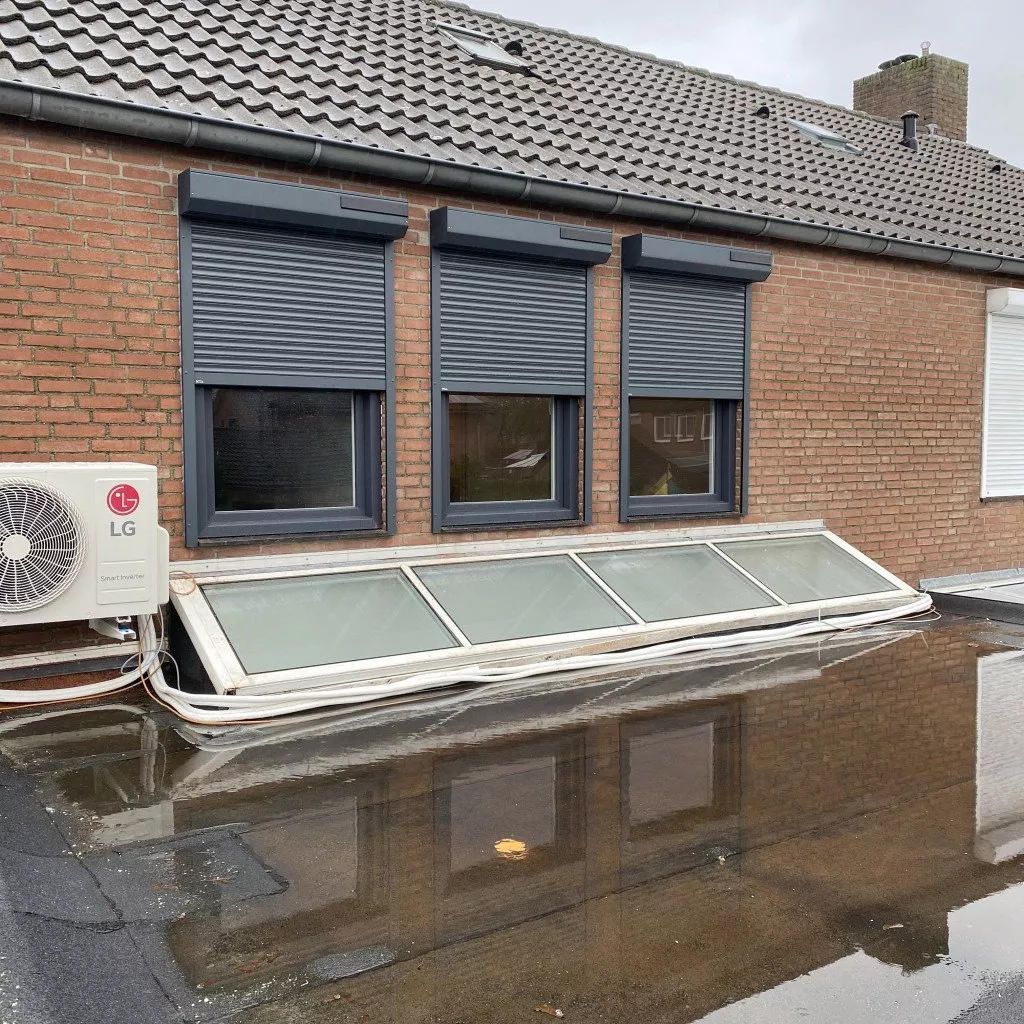 Anthracite electric roller shutters on a home in Limburg for optimal insulation, blackout and energy savings