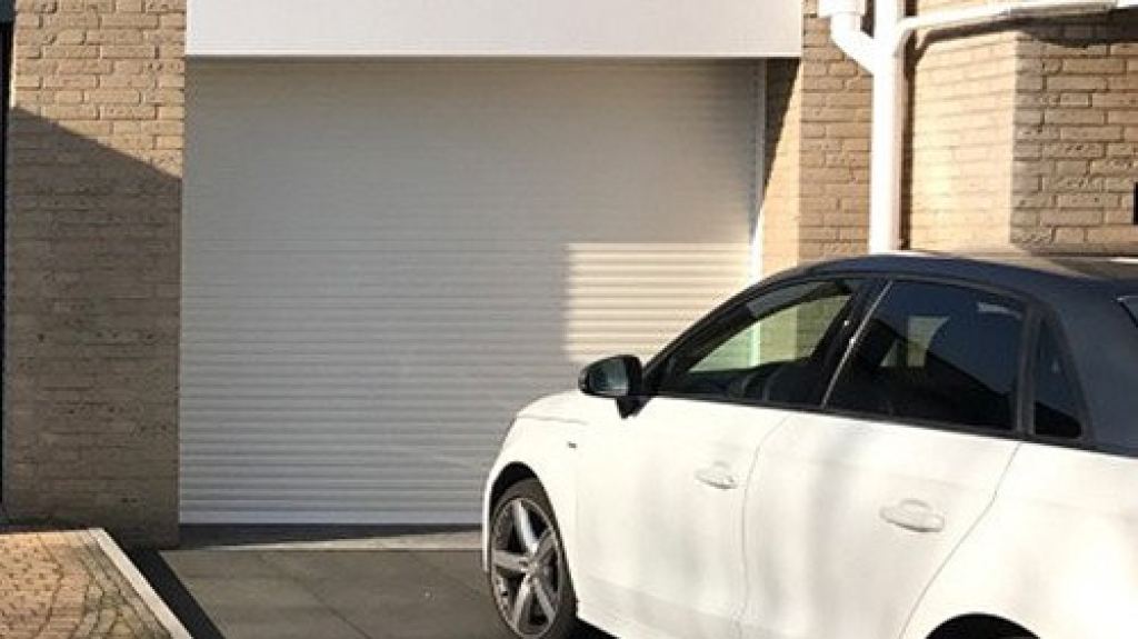 Geradlinig gestaltetes Rolltor in neutraler Farbe, ideal f&uuml;r moderne Garagen.