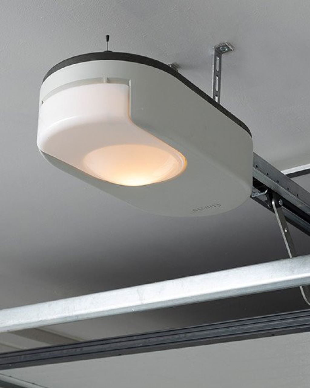 Somfy motor voor sectionale garagepoort met ingebouwde verlichting, ideaal voor een slimme garageoplossing.