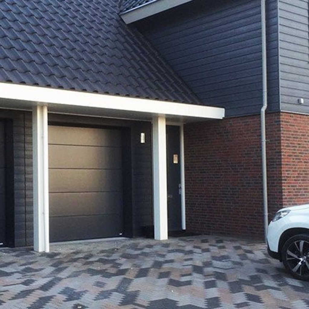 Ge&iuml;soleerde sectionaalpoort op een vrijstaande woning in Limburg.