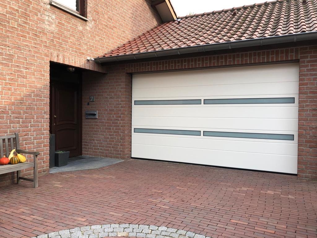 Stijlvolle sectionaalpoort voor uw garage in Sittard - Geleen of elders in Limburg. Moderne sectionaalpoort met glazen zichtvensters.