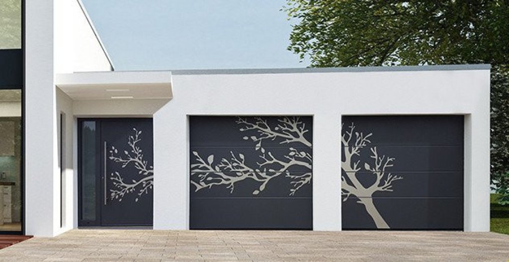 Aluminium voordeur met bijpassende sectionaaldeuren met boomprint.