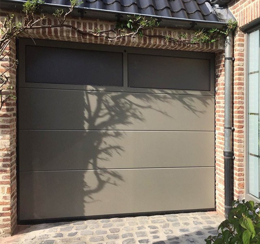 Sectionale garagedeur met dubbel lichtvenster voor optimale lichtinval in uw garage.