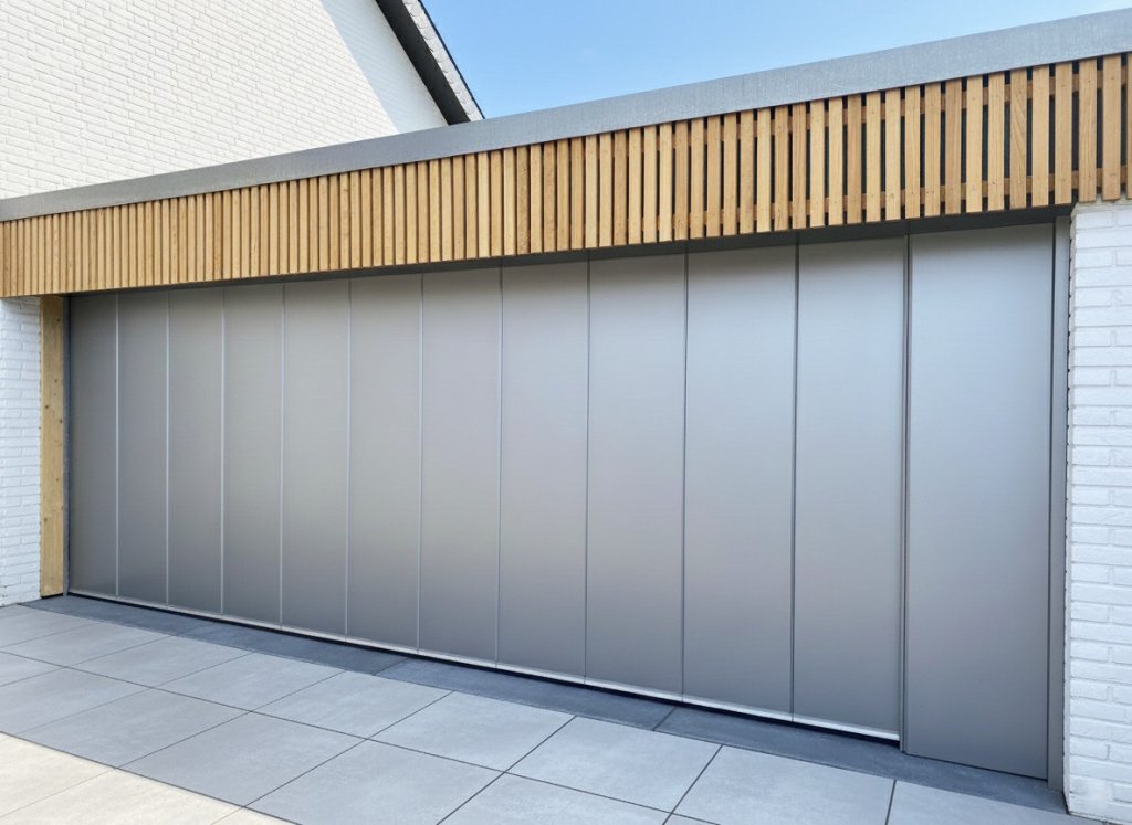 Zijwaartse sectionaaldeur van Renoco in Ryterna-kwaliteit, opgebouwd uit 40 mm geïsoleerde panelen, schuivend in aluminium rails, strak afgewerkt in moderne kleur en geschikt voor dagelijks gebruik.en een title tekst.