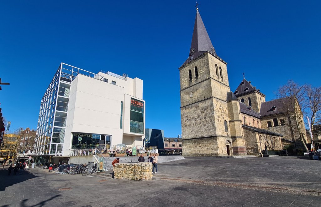 Pancratiusplein in Heerlen op een zonnige dag met een straalblauwe hemel.