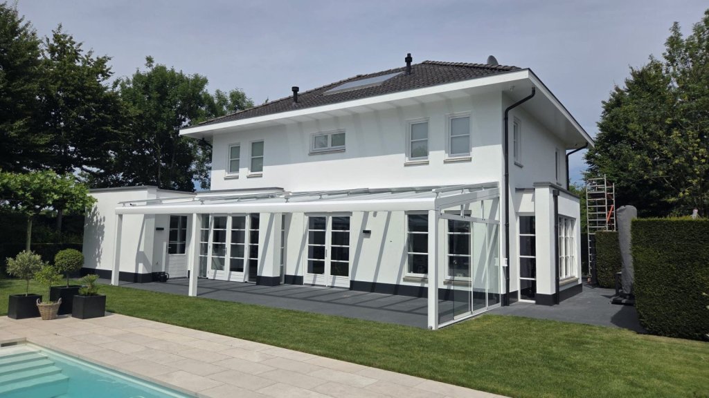 Veranda aan huis met glazen schuifwanden in Sittard - Geleen Limburg.