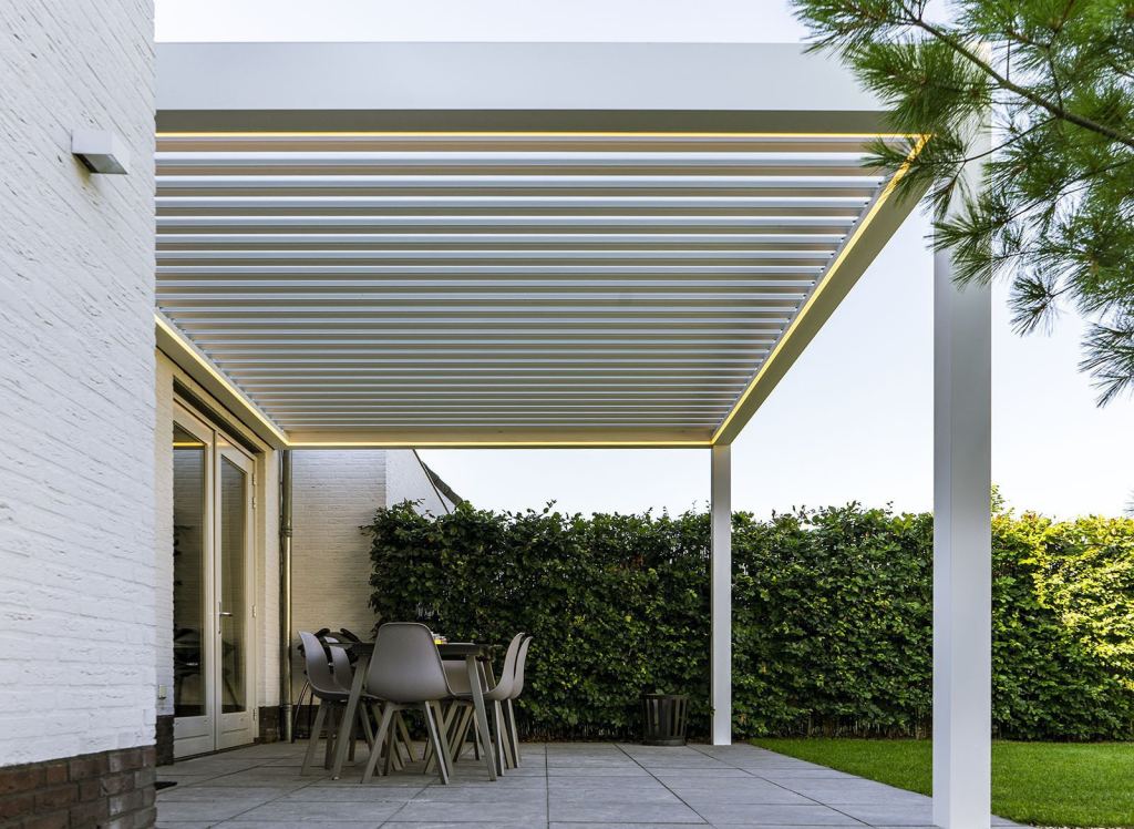 Veranda with a white louvred roof, ideal for regulating sunlight, and finished with LED lighting all round.