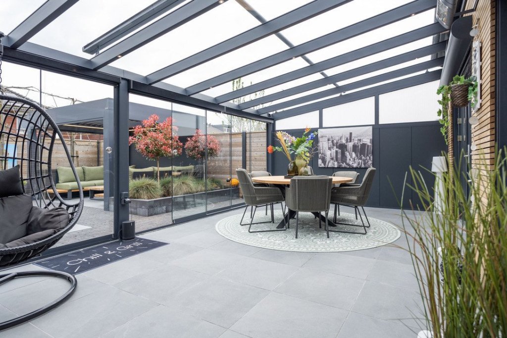Overkapping aan huis met moderne meubels en planten in Sittard - Geleen Limburg.