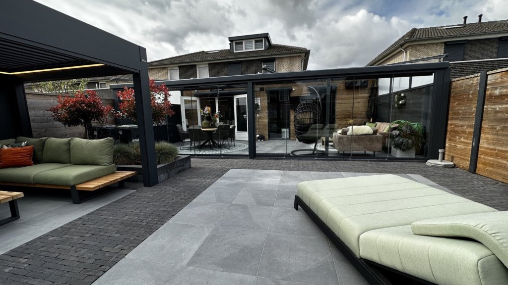 Overkapping aan huis met meubels en planten in Sittard - Geleen Limburg.