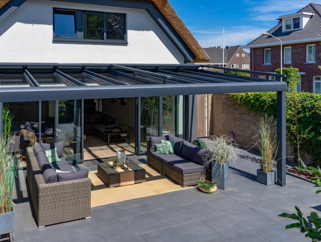&Uuml;berdachung im Garten mit moderner Einrichtung und Loungem&ouml;beln in Sittard-Geleen, Limburg.