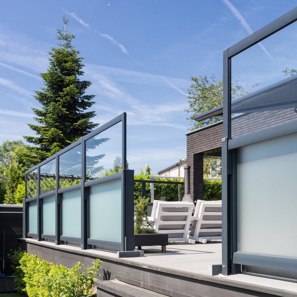 Glazen windscherm, perfect voor het terras en de tuin, biedt stijlvolle beschutting.