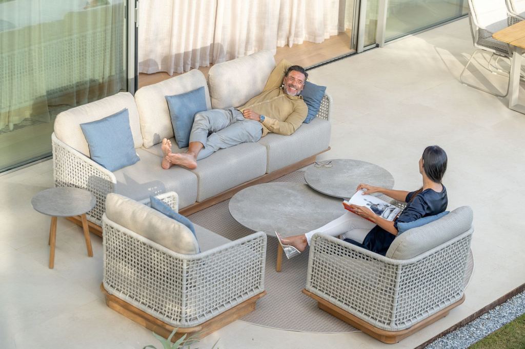 Elegante Gartenm&ouml;bel, darunter ein Loungeset mit passenden Tischen, in Sittard-Geleen, Limburg.