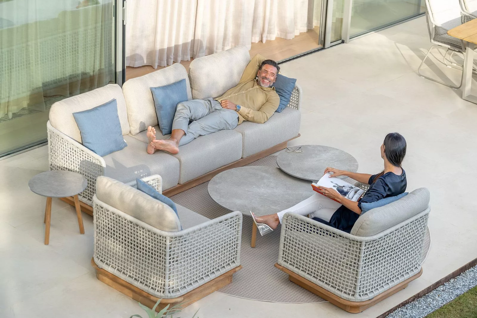 Elegante Gartenmöbel, darunter ein Loungeset mit passenden Tischen, in Sittard-Geleen, Limburg