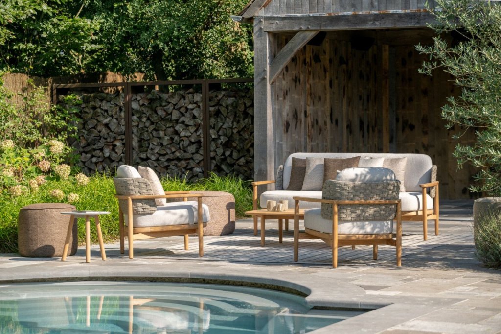 Boho Collectie tuinmeubelen van teakhout met geweven details op luxe terras bij Renoco Sittard.