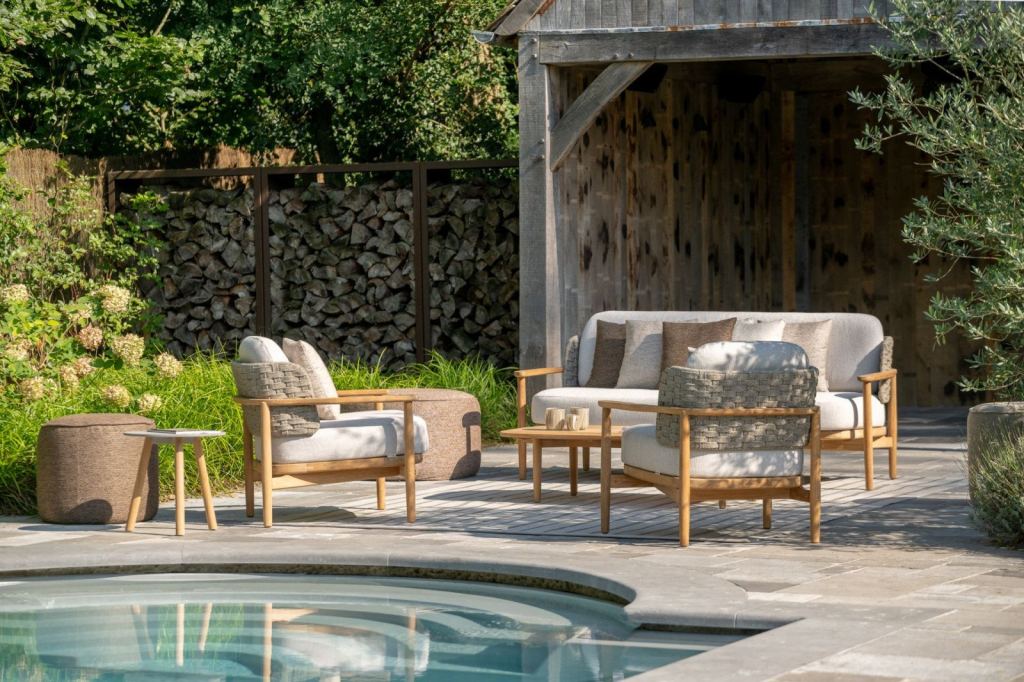 Gartenm&ouml;bel der Boho-Kollektion aus Teakholz mit geflochtenen Details auf einer luxuri&ouml;sen Terrasse bei Renoco Sittard.