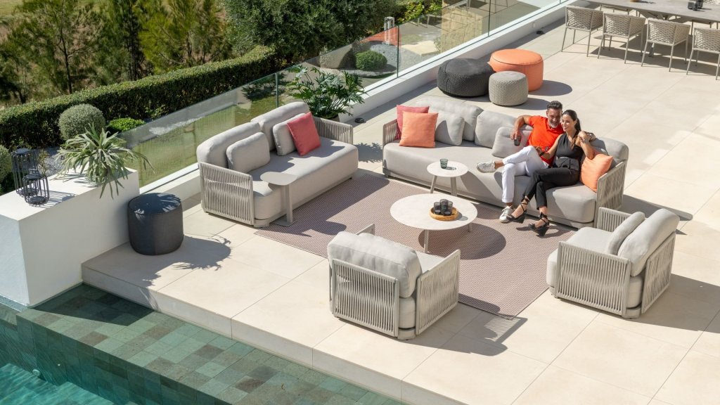 Ontdek de Durbuy Sofa Set: Stijlvol en Comfortabel voor uw Tuin!. Luxe Durbuy sofa set in aluminium en rope, met comfortabele kussens voor een stijlvolle tuin- of terrasuitrusting.