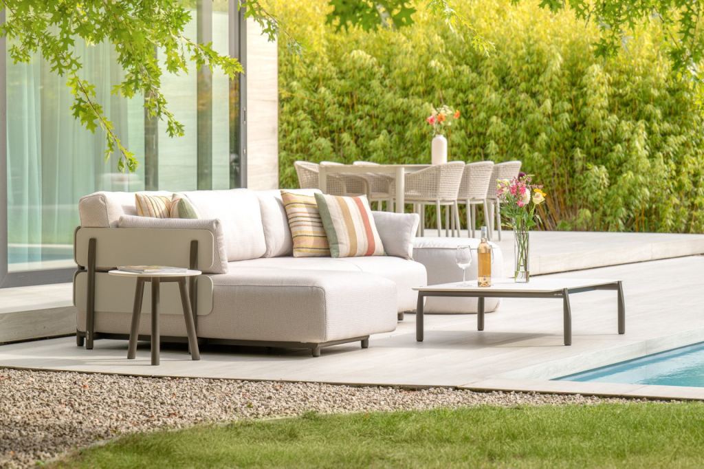 Modulare Outdoor-Lounge-Kombinationen, die Terrassen und Hospitality-Bereiche verwandeln.