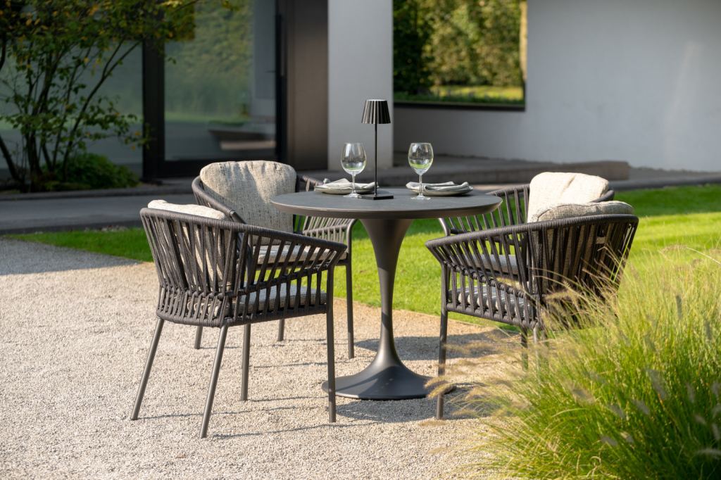 St&uuml;hle Tofino Alu mit Tisch Siena auf einer stilvollen Terrasse bei Renoco Sittard.