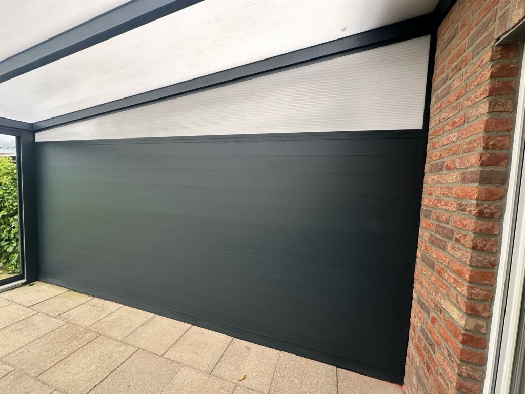 Aluminium-Seitenwand f&uuml;r die Terrassen&uuml;berdachung nach Ma&szlig; | Renoco.