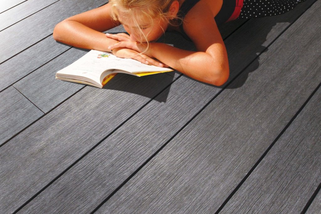 Composiet vlonderplanken in moderne strakke stijl, geschikt voor tuin en terras.