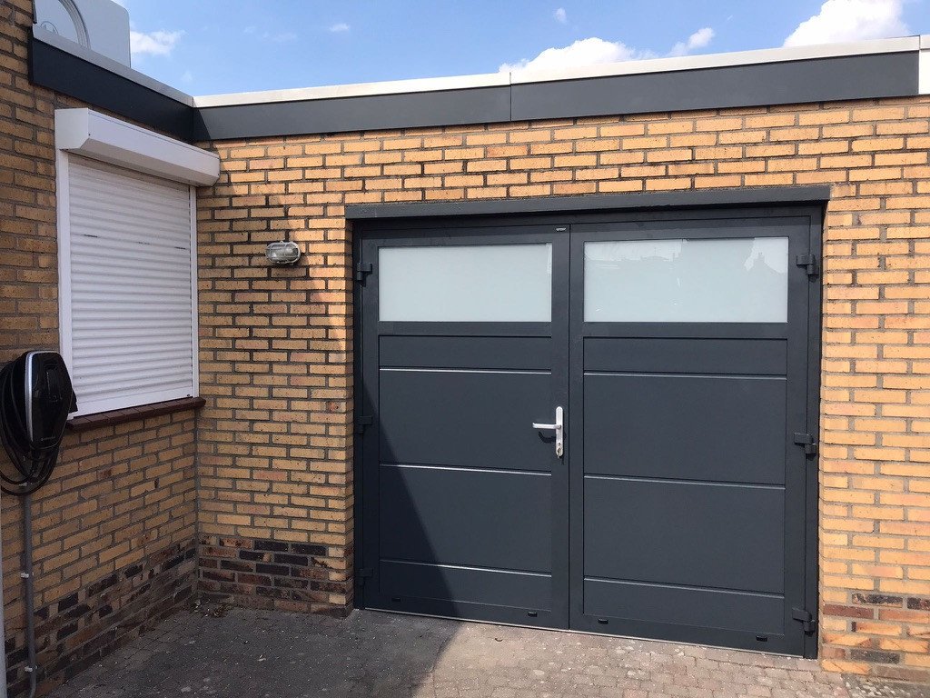 Openslaande garagedeuren in Sittard-Geleen én Limburg. Openslaande garagedeuren in antracietgrijs in Sittard-Geleen én Limburg.