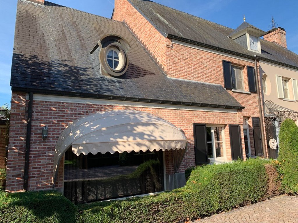 Stijlvolle markiezenvoor uw woning in Sittard - Geleen en de rest van Limburg. Elegante markiezen in warme beige tint, zorgt voor schaduw en een elegante uitstraling van uw woning.
