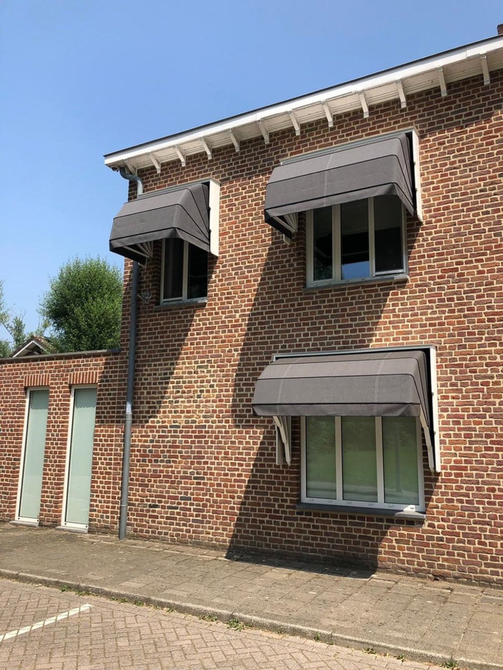 Elegante grijze markiezen voor een luxueuze uitstraling in Sittard - Geleen of elders in Limburg. Stijlvolle markiezen in antracietgrijs voor een elegante uitstraling van de voorgevel.