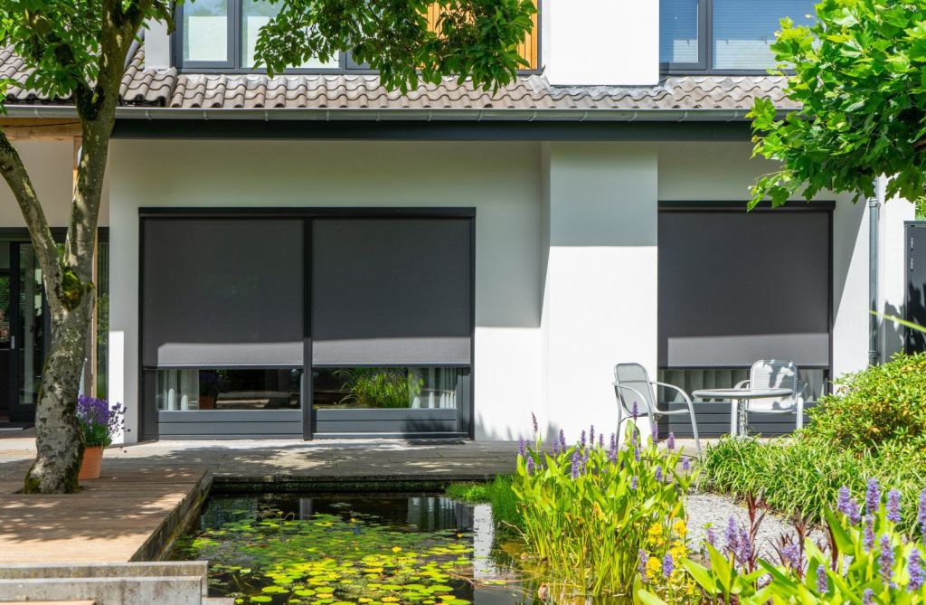 Anthracite zip screens for external sun shading in Sittard-Geleen or elsewhere in Limburg.