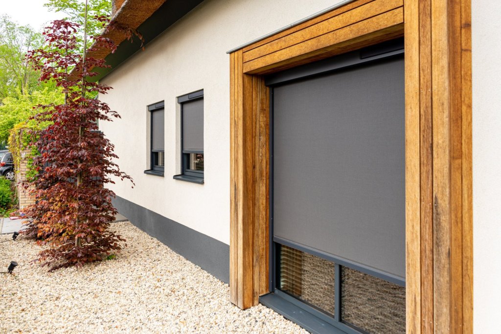 Moderne screens aan een woning, de perfecte buiten zonwering en biedt eveneens privacy.